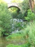 Puente románico y cascada